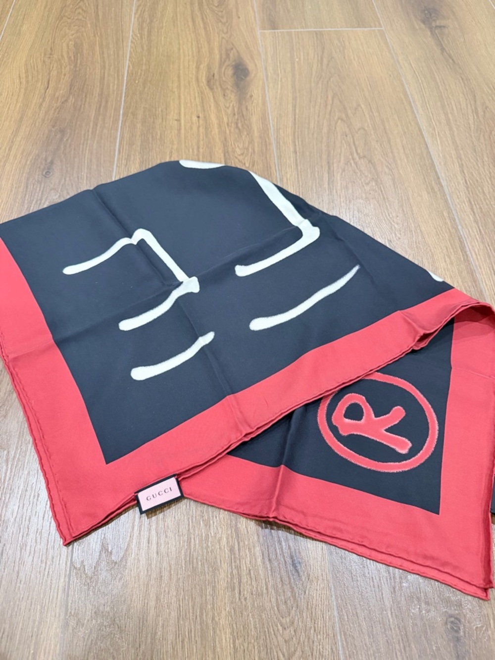 New Gucci Black Red Silk Square Scarf with Gucci Is life SZ 90x90cm - Picture 2 of 8